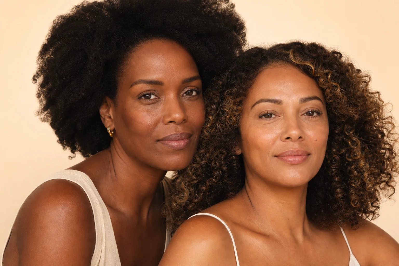 Duas mulheres adultas com diferentes tons de pele e características faciais naturais